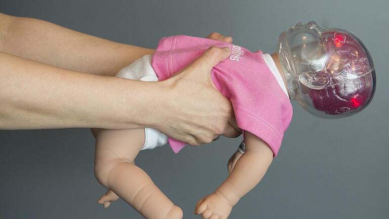 Simulationspuppe „'Shaken Baby'       -  Leuchtende rote Lämpchen im Kopf der Simulationspuppe &bdquo;Shaken Baby&ldquo; markieren nach dem Schütteln der Puppe die Hirnregionen, die durch das Schütteln beim echten Baby geschädigt werden.