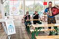 Es ist noch Platz im Zelt. Alleinunterhalter Luis Alpin, der Betreiber der Gastronomiehalle Helmut Fecher und sein Mitarbeiter Darius Dziubala (von rechts) haben noch 'Luft nach oben'. Fairerweise muss man sagen, dass es an den Nachmittagen etwas besser ausschaut als hier kurz nach Eröffnung. Da schauen sich die Gäste erst einmal in den Hallen um, bevor sie gegen Ende ihres gebuchten Zeitfensters dann doch noch einkehren. Extra für kleine Gruppen und Familien wurden verkürzte Garnituren angeschafft.