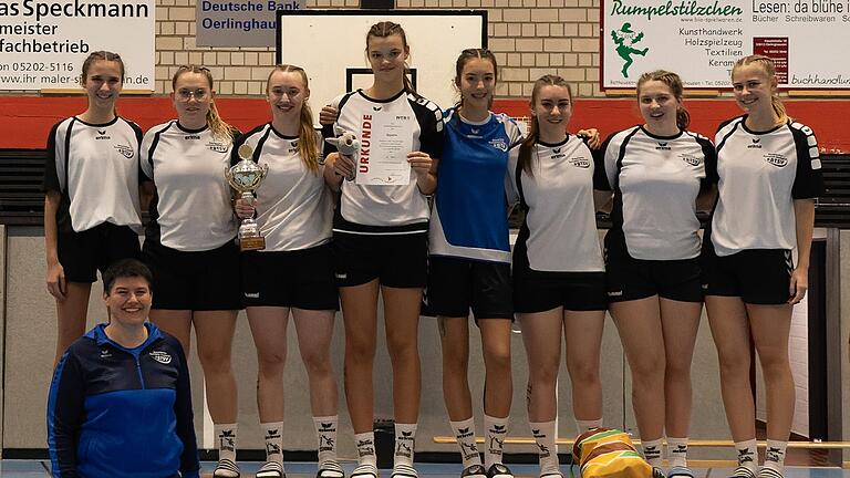 Die bayerische U20-Auswahl belegte beim Länderpokal 2024 in Oerlinghausen den ersten Platz (von links): Sarah Schulz, Nele Lutz, Solène Rueff, Leonie Schulz, Emma Schmitt, Alessa Henninger, Fiona Hubert, Lina Marie Hirschmann und (vorne) Trainerin Melanie Katzenberger.