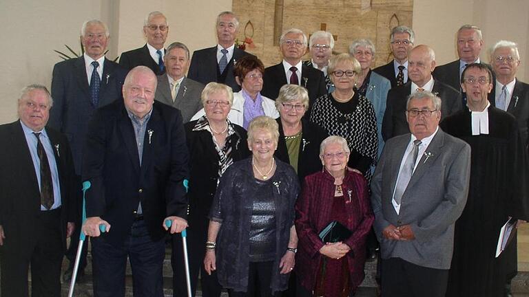 Eiserne Konfirmation feierten die Jahrgänge 1937 und 1938, die Pfarrer Walter Horkel 1952 konfirmiert hat.