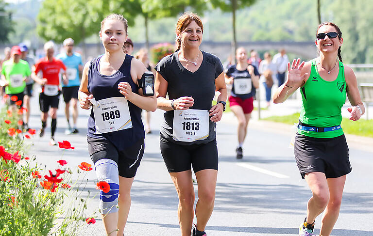 Strahlender Sonnenschein, beste Marathon-Temperaturen und 4000 begeisterte Läufer waren beim jüngsten i-Welt Marathon 2019 in Würzburg dabei. Strahlender Sonnenschein, beste Marathon-Temperaturen und 4000 begeisterte Läufer waren beim jüngsten i-Welt Marathon 2019 in Würzburg dabei.