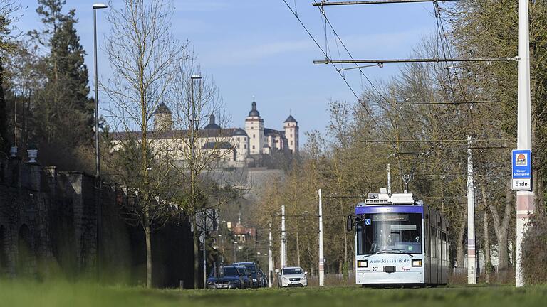Ein ÖPNV, der auf Teilstrecken kostenfrei für den Fahrgast ist, mag zwar ein nettes Gimmick sein. Doch es braucht weitaus mehr, um den ÖPNV attraktiver zu machen. Ein ÖPNV, der auf Teilstrecken kostenfrei für den Fahrgast ist, mag zwar ein nettes Gimmick sein. Doch es braucht weitaus mehr, um den ÖPNV attraktiver zu machen.