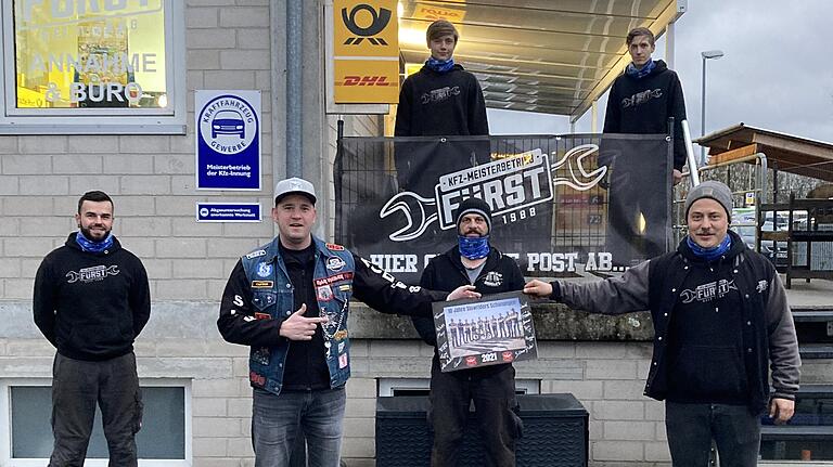 Der letzte Kalender, der für 180 Euro ersteigert wurde, wird künftig in den Räumen des KFZ-Meisterbetriebs von Nico Fürst hängen. Zur Übergabe hatte sich das Team versammelt. Im Bild vorne von links Sebastian Kraus, Slowrider-Präsi Matthias Gräf, Sven Katzenberger und Chef Nico Fürst. Hinten von links Tibor Lamm und Rene Kehrlein. Der letzte Kalender, der für 180 Euro ersteigert wurde, wird künftig in den Räumen des KFZ-Meisterbetriebs von Nico Fürst hängen. Zur Übergabe hatte sich das Team versammelt. Im Bild vorne von links Sebastian Kraus, Slowrider-Präsi Matthias Gräf, Sven Katzenberger und Chef Nico Fürst. Hinten von links Tibor Lamm und Rene Kehrlein.