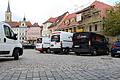 Der Iphöfer Marktplatz an einem Nachmittag Ende August. Wie immer viele Autos, die Kräne sind weg, die Baustelle rechts im Bild fällt kaum auf.
