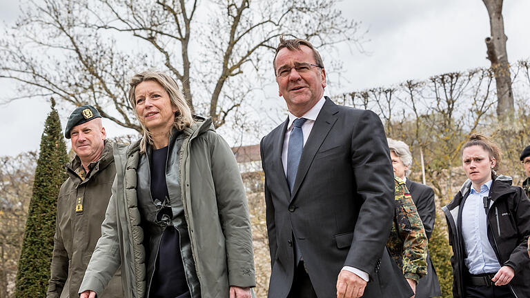Verteidigungsminister Pistorius in Veitshöchheim       -  Der deutsche Verteidigungsminister Boris Pistorius (SPD) und seine niederländische Amtskollegin Kajsa Ollongren besiegeln am Donnerstag (30.03.23) im Rokokogarten des Veitshöchheimer Residenzschlosses ein neues Kapitel der erfolgreichen militärischen Zusammenarbeit beider Länder.