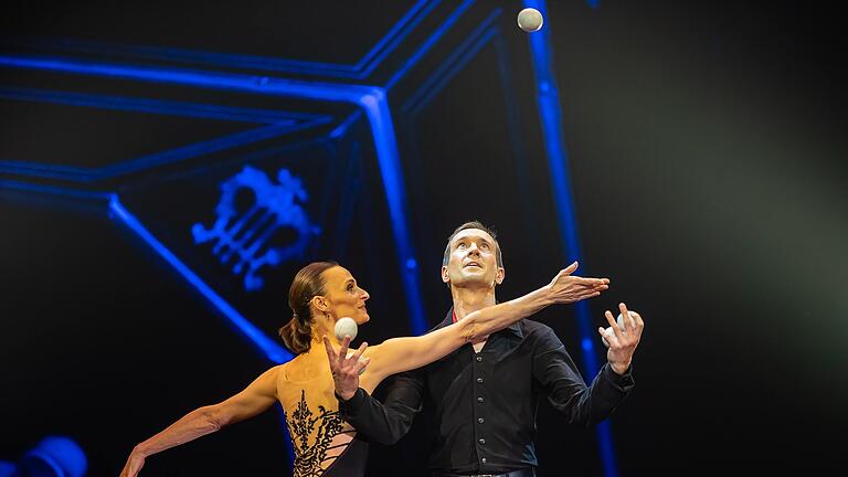 Jonglage und Tango gleichzeiti: Emily und Menno bei der Show Varieté Olé. Jonglage und Tango gleichzeiti: Emily und Menno bei der Show Varieté Olé.