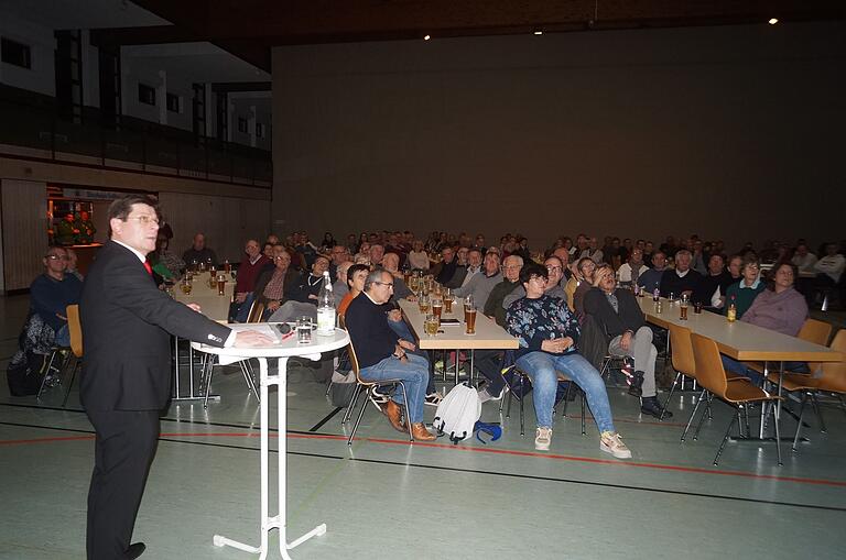 Die Bürgerversammlung in Kürnach&nbsp;war gut besucht: Rund 150 Bürgerinnen und Bürger lauschten zunächst dem Rechenschaftsbericht von Bürgermeister René Wohlfart (am Stehtisch), ehe sie im zweiten Teil ihre Fragen von ihm beantwortet bekamen.