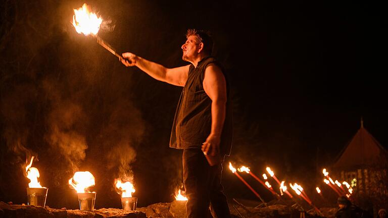 Das Ensemble Flammentanz zeigt am Samstag vor der Kulisse der Kirchenburg in Ostheim&nbsp; eine Feuershow. Die Veranstaltung 'Kirchenburg in Flammen' lockte am Samstag wieder zahlreiche Menschen in die Stadt. Bei dem Event rund um die historische Kirchenburg lässt die Stadt das Jahr mit einem Licht- und Feuerspektakel ausklingen. Um die 300 Fackeln verwandeln die größte Kirchenburg Deutschlands in ein Lichtermeer.