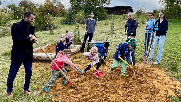 Gemeinsam Sand schaufeln für die Wildbiene: Das Kinder- und Jugendparlament lud zum Nisthügel-Bau ein und beteiligt sich beim Forschungsprojekt der Universität Würzburg 'Summende Dörfer'. Viele Kinder folgten dem Aufruf und auch Bürgermeister Björn Denner (links) half mit. Zur Stärkung gab es selbstgebackene Muffins.