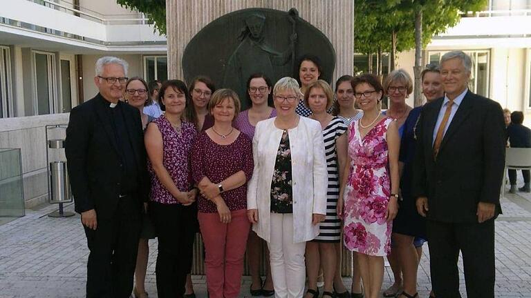 Über elf neue Fachkräfte für die Schulseelsorge freuen sich Schulreferent Domdekan Prälat Günter Putz (links) sowie die Kursleiter Helga Kiesel (8. von rechts) und Ulrich Geißler (rechts). Christoph Beck       -  Über elf neue Fachkräfte für die Schulseelsorge freuen sich Schulreferent Domdekan Prälat Günter Putz (links) sowie die Kursleiter Helga Kiesel (8. von rechts) und Ulrich Geißler (rechts). Christoph Beck