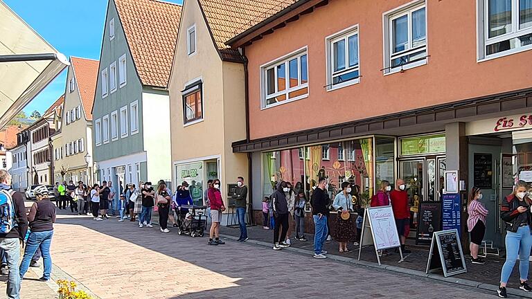 Lange Warteschlange bildeten sich am Sonntagnachmittag unter anderem vor der Eisdiele in der Bahnhofstraße. Lange Warteschlange bildeten sich am Sonntagnachmittag unter anderem vor der Eisdiele in der Bahnhofstraße.