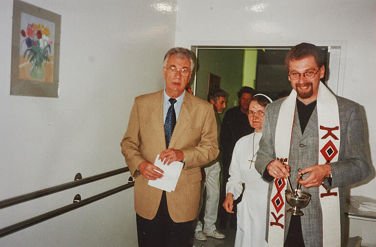 Dr. Otto Reichert (links) bei einer Segnungsfeier im Krankenhaus St. Josef. Dr. Otto Reichert (links) bei einer Segnungsfeier im Krankenhaus St. Josef.