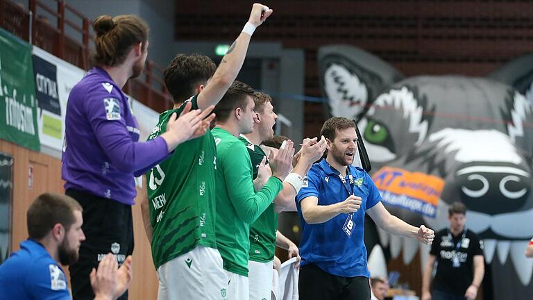 Handball-Zweitligist DJK Rimpar Wölfe um Trainer Julian Thomann (rechts) dürfen sich über die Lizenz für die neue Saison ohne Auflagen freuen. Handball-Zweitligist DJK Rimpar Wölfe um Trainer Julian Thomann (rechts) dürfen sich über die Lizenz für die neue Saison ohne Auflagen freuen.