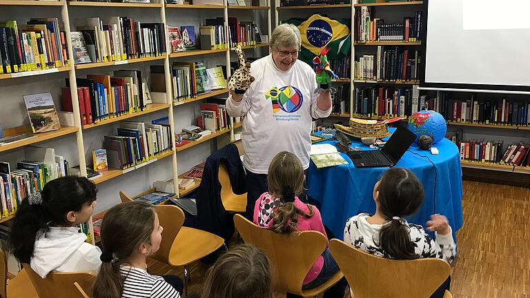 Conny Warsitz beim Vorlesetag in der Stadtbibliothek.