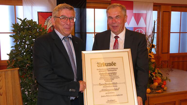 Bürgermeister Jörg Kümmel (links) überreichte Bernhard Ruß die Urkunde, mit der er zum Altbürgermeister ernannt wurde. Bürgermeister Jörg Kümmel (links) überreichte Bernhard Ruß die Urkunde, mit der er zum Altbürgermeister ernannt wurde.