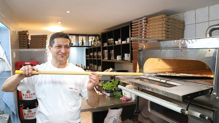 In den Steinbackofen der 'Bella Casa' werden ausschließlich Pizzen im Großformat geschoben. In den Steinbackofen der 'Bella Casa' werden ausschließlich Pizzen im Großformat geschoben.