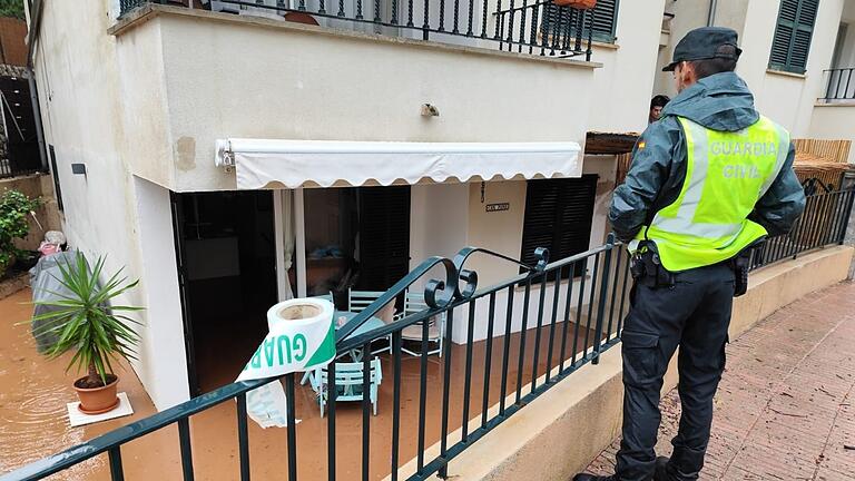 Unwetter auf Mallorca       -  In Port de Sóller musste die Polizei zehn Menschen aus ihrem Zuhause retten, weil das Wasser schon knietief in der Wohnung stand und sich die Tür nicht mehr öffnen ließ.