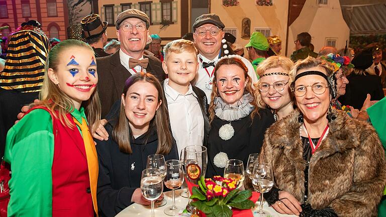 Fast mit seiner ganzen Familie durfte Dialekt-Talent Finn (Mitte) bei der After-Show-Party von Fastnacht in Franken seinen Aufritt noch feiern. Fast mit seiner ganzen Familie durfte Dialekt-Talent Finn (Mitte) bei der After-Show-Party von Fastnacht in Franken seinen Aufritt noch feiern. 
