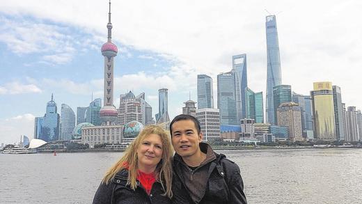 Imposante Skyline: Beate Friedrich und Chen Jianwei stehen am Bund, der berühmten Uferpromenade am Huangpu. Von hier aus sind die Hochhäuser von Shanghai (Pudong) besonders schön zu sehen, am Tag, aber auch in der Nacht, wenn Shanghai besonders interessant leuchtet. Imposante Skyline: Beate Friedrich und Chen Jianwei stehen am Bund, der berühmten Uferpromenade am Huangpu. Von hier aus sind die Hochhäuser von Shanghai (Pudong) besonders schön zu sehen, am Tag, aber auch in der Nacht, wenn Shanghai besonders interessant leuchtet.