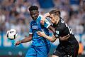 VfL Bochum - FC St. Pauli       -  Bochums Peniel Mlapa (l) und Sören Gonther von St. Pauli in Aktion. Die neue Zweitligasaison wird mit dem Spiel VfL Bochum gegen den FC St. Pauli eröffnet. Foto: Bernd Thissen