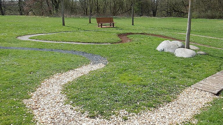 Der Barfußweg neben der Kneippanlage in der Wehr.
