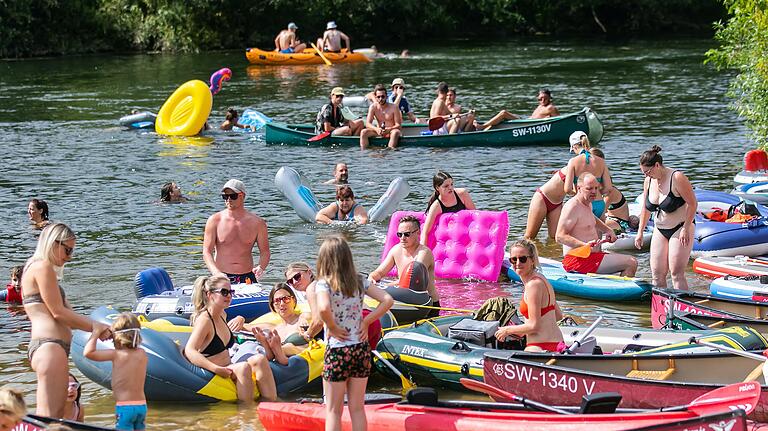Sommer am Altmain: Zahlreiche Menschen tummelten sich im Juli 2020 in und am Wasser an der Sandbucht von Nordheim (Lkr. Kitzingen). Sommer am Altmain: Zahlreiche Menschen tummelten sich im Juli 2020 in und am Wasser an der Sandbucht von Nordheim (Lkr. Kitzingen). 