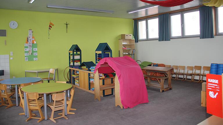 Den Schülern der gebundenen Ganztagsklasse steht neben dem Klassenzimmer für den Schulunterricht ein zweiter Raum zum Spielen zur Verfügung. Den Schülern der gebundenen Ganztagsklasse steht neben dem Klassenzimmer für den Schulunterricht ein zweiter Raum zum Spielen zur Verfügung.