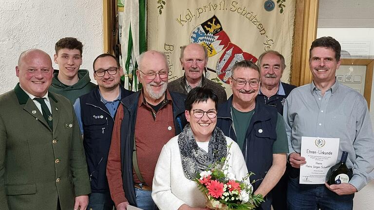 Im Bild: 1. Schützenmeister Georg Seiffert, neuer Schriftführer Andreas Löflund, neuer Sportwart Thomas Enders, Herbert Lucht, Bertold Kamm, Annerose Griegel, Andreas Strauß, Günter Popeskul, Heinz Jürgen Schneider, es fehlt Kai Richter.