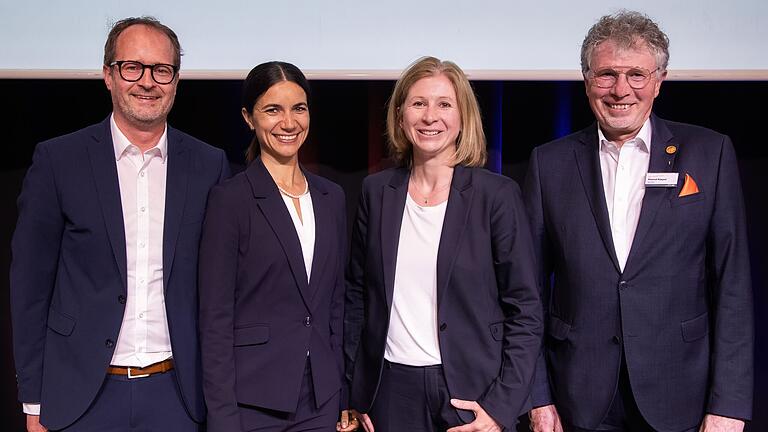 Die Vorstandsmitglieder der VR Bank (von links): Alexander Schuster, Selina Gruß, Anika Friedrich und der scheidende Roland Köppel. Die Vorstandsmitglieder der VR Bank (von links): Alexander Schuster, Selina Gruß, Anika Friedrich und der scheidende Roland Köppel.