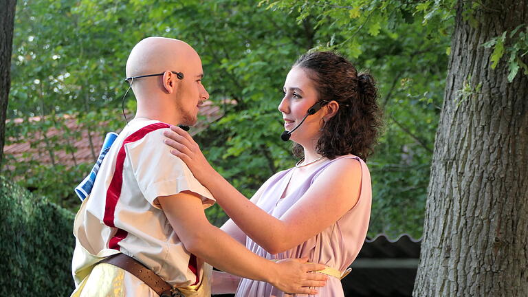Der Krimikeller Rothenfels feierte bei seinem diesjährigen Sommertheater auf dem Gelände des Kleinkaliber-Schützenvereins Marktheidenfeld eine gelungene Premiere mit dem Stück 'Ein Sommernachts-Traum(a)'.