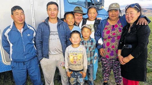 Freundlicher Empfang, wohin sie auch kamen: Peter Giehl (Mitte) mit einer mongolischen Familie, die die Weltenbummler im Wohnmobil besuchten.