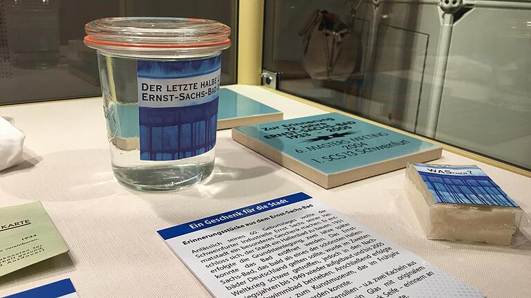 Ein ganz besonderes Ausstellungsstück. Der letzte halbe Liter Wasser aus dem Ernst-Sachs-Bad. Ein ganz besonderes Ausstellungsstück. Der letzte halbe Liter Wasser aus dem Ernst-Sachs-Bad. 