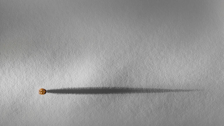 Viel Platz für Interpretationen: eine Kaffeebohne im Seitenlicht. Viel Platz für Interpretationen: eine Kaffeebohne im Seitenlicht.