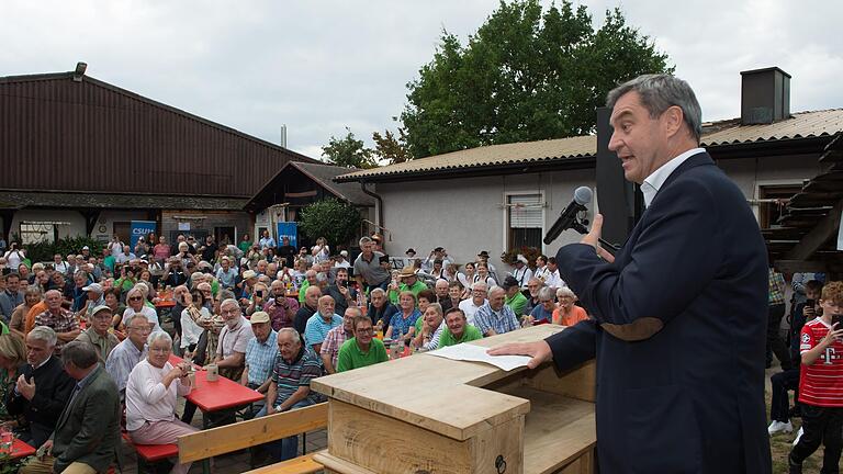 Er spricht die Worte, die hier viele hören wollten: Der Steigerwald wird kein Nationalpark - zumindest nicht unter Ministerpräsident Markus Söder. Der CSU-Chef am Freitag beim Auftritt in Obersteinbach im Landkreis Haßberge.
