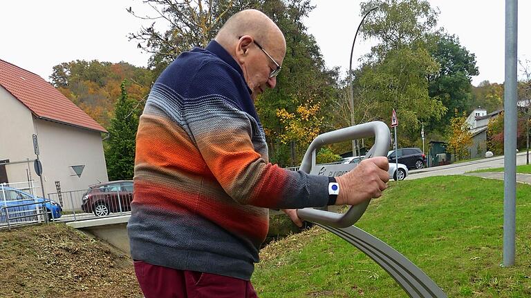 Tullio Tosolini freut sich über die neuen Sportgeräte in der Nähe von Seniorenheim und Tagespflege. Er stellt seinen Rollator zur Seite und trainiert unter offenem Himmel Bein- und Armmuskulatur.