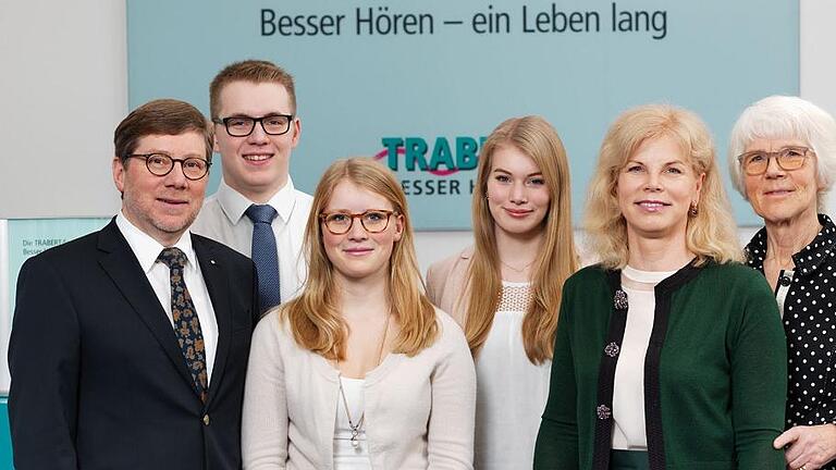 Drei Generationen einer Familie, die an einem Strang ziehen: Hörakustiker-Meister Andreas Trabert mit den Kindern Philipp, Valentina und Viktoria Trabert sowie mit Gattin Annette Trabert und ihrer Mutter Ursula Lucas (von links). Drei Generationen einer Familie, die an einem Strang ziehen: Hörakustiker-Meister Andreas Trabert mit den Kindern Philipp, Valentina und Viktoria Trabert sowie mit Gattin Annette Trabert und ihrer Mutter Ursula Lucas (von links).