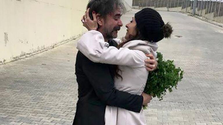 Turkish German journalist Deniz Yücel released from jail Yucel and his wife hug infront of prison       -  Glücklich über die Entlassung aus dem Gefängnis in der Türkei: Der &bdquo;Welt&ldquo;-Korrespondent Deniz Yücel umarmt seine Ehefrau Dilek Mayatürk Yücel, die er während der Haft geheiratet hatte.