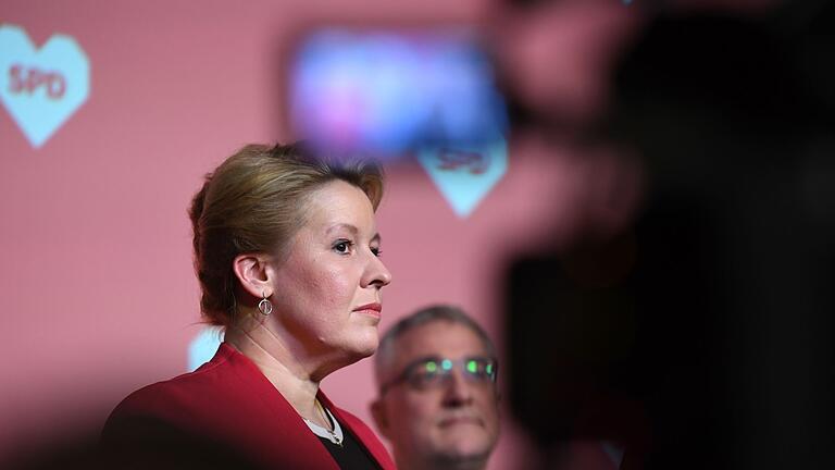 Wahlparty SPD - Franziska Giffey hat es bei der Berlin-Wahl 2023 mit der SPD nur auf Platz 2 geschafft - könnte aber trotzdem weiterregieren. Wahlparty SPD - Franziska Giffey hat es bei der Berlin-Wahl 2023 mit der SPD nur auf Platz 2 geschafft - könnte aber trotzdem weiterregieren.