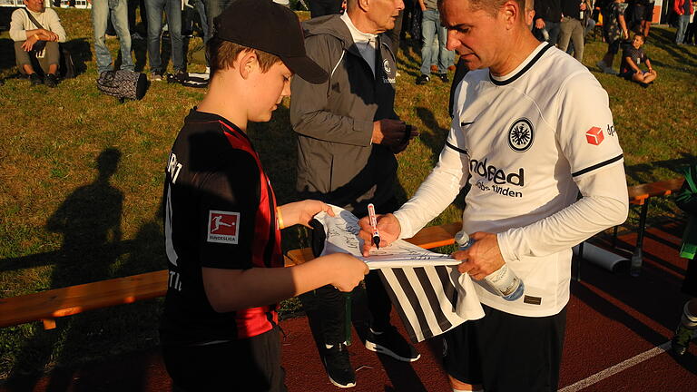 Traditionself Eintracht Frankfurt - Ervin Skela gibt ein Autogramm. Im Hintergrund Karl-Heinz Körbel. Traditionself Eintracht Frankfurt - Ervin Skela gibt ein Autogramm. Im Hintergrund Karl-Heinz Körbel.