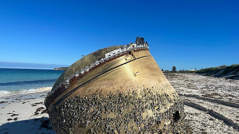 Mysteriöses Objekt in Australien.jpeg       -  Dieses zylindrische Objekt wurde am Strand von Green Head etwa 250 Kilometer nördlich von Perth angespült.