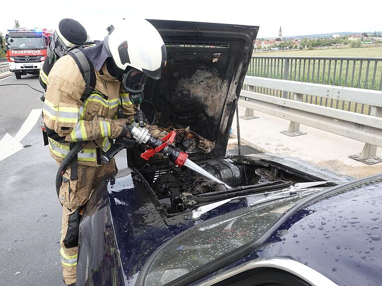 Der Brand war laut Polizei im Motorraum des Oldtimers ausgebrochen. Der Brand war laut Polizei im Motorraum des Oldtimers ausgebrochen. 