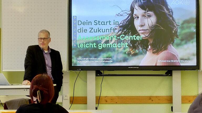 Sven Kelber zu Beginn seines Vortrages zum Thema „Assessment Center“ für die P-Seminare „Wir.Leben.Vielfalt.“ und „LSH goes Insta“. Sven Kelber zu Beginn seines Vortrages zum Thema „Assessment Center“ für die P-Seminare „Wir.Leben.Vielfalt.“ und „LSH goes Insta“.