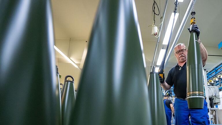 Produktion bei Rheinmetall       -  155-Millimeter Artilleriemunition in einer Produktionshalle von Rheinmetall.