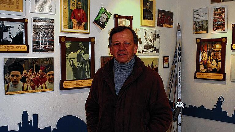 Museumsbesuch: Hans Georg Keßler führt die Besucher durch die Gedenkstätte. Zu jedem Exponat kann er eine eigene Geschichte erzählen. Museumsbesuch: Hans Georg Keßler führt die Besucher durch die Gedenkstätte. Zu jedem Exponat kann er eine eigene Geschichte erzählen.