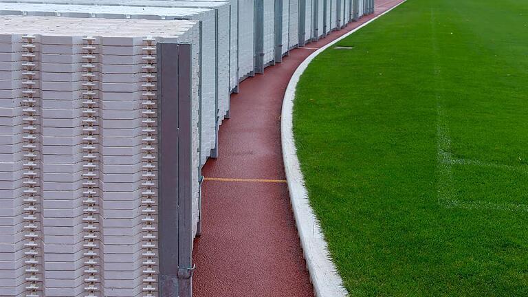Mit Platten wird der Rasen geschützt. Mit Platten wird der Rasen geschützt.