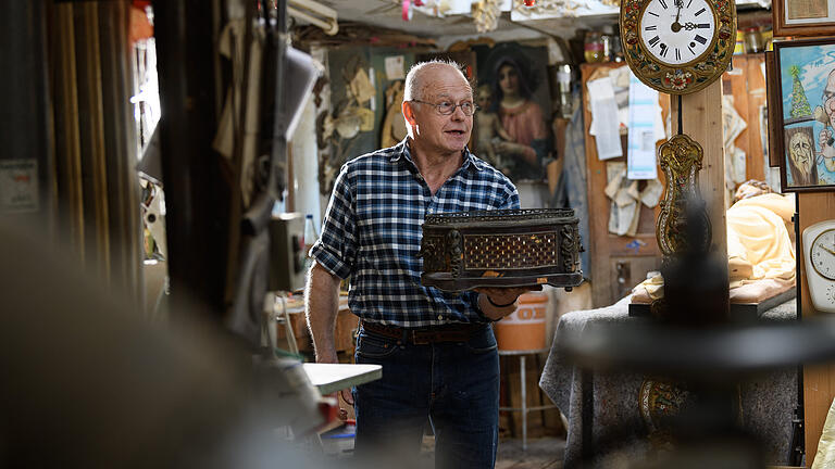 Der Restaurator und Kunstschreiner Norbert Schaller in seiner Werkstatt in Oberdürrbach. Der Restaurator und Kunstschreiner Norbert Schaller in seiner Werkstatt in Oberdürrbach.