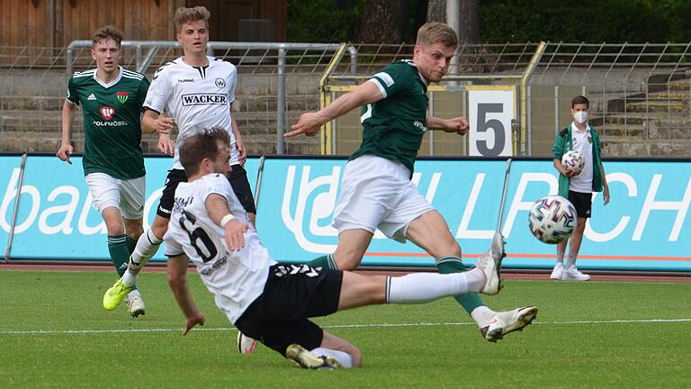 Mühte sich vergebens: Florian Pieper (links) zieht ab - und obwohl der Burghausener Felix Bachschmid zu spät kommt, geht der Ball nicht rein.