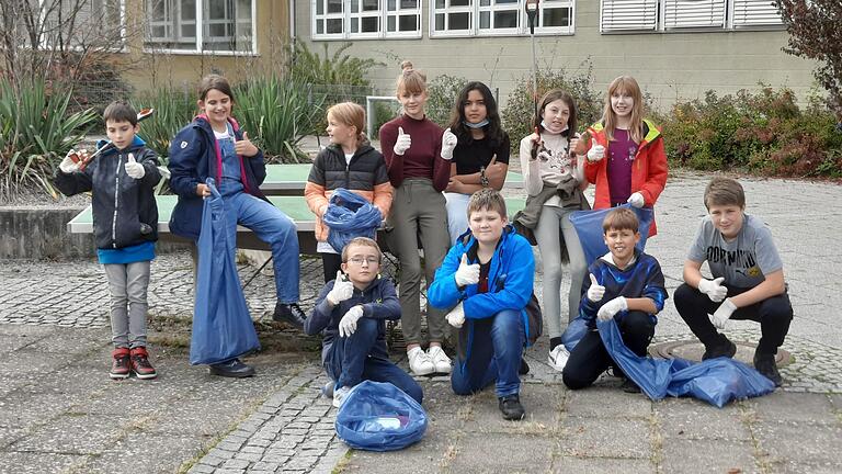 Auf dem Foto die Schülerinnen und Schüler der OGS nach der 'Umweltaktion'.