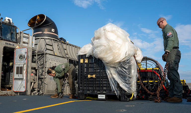 Virginia Beach: Matrosen bereiten am 10. Februar den von der US-Luftwaffe abgeschossenen Ballon zum Transport vor, damit er untersucht werden kann. War über Haßfurt ein ähnliches Objekt unterwegs? Virginia Beach: Matrosen bereiten am 10. Februar den von der US-Luftwaffe abgeschossenen Ballon zum Transport vor, damit er untersucht werden kann. War über Haßfurt ein ähnliches Objekt unterwegs?