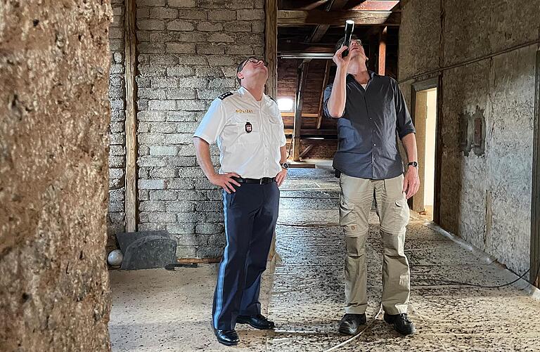 Fledermaus, wo bist du? Matthias Hammer (rechts) von der Koordinationsstelle für Fledermausschutz Nordbayern und der Marktheidenfelder Polizeichef Michael Zimmer inspizieren das Dachgebälk der Polizeiinspektion.&nbsp;